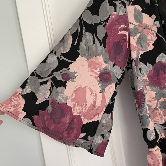 NWT Lulu’s What’s Bloomin Floral Romper Size S - Picture 7 of 10